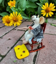 Валяная игрушка Мышка в кресе качалке. Войлочная игрушка мышь.