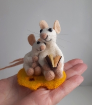 Мама Мышка и мышонок. Игрушки из шерсти ручной работы.
